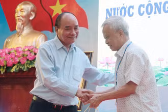 Chủ tịch nước Nguyễn Xuân Phúc tặng quà cán bộ hưu trí.