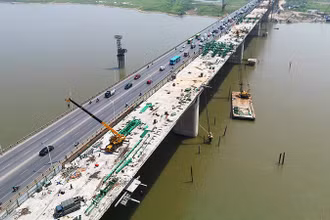 Dự án cầu Vĩnh Tuy giai đoạn 2 có tổng mức đầu tư hơn 2.500 tỷ đồng, được khởi công đầu tháng 1/2021 và dự kiến hoàn thành trong năm 2023. 
