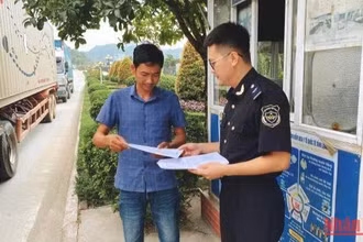 Cán bộ Chi cục Hải quan cửa khẩu quốc tế Hữu Nghị phát tờ rơi hướng dẫn Nền tảng cửa khẩu số cho lái xe tại cửa khẩu quốc tế Hữu Nghị. 