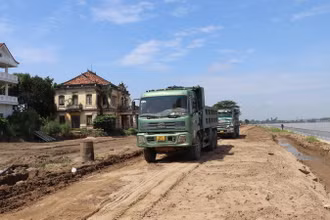 Các xe vận chuyển vật liệu xây dựng lưu thông khu vực trước biệt thự cổ Võ Hà Thanh sáng 27/9.
