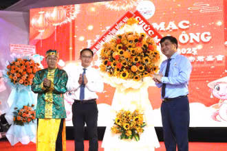 Phó Chủ tịch Ủy ban nhân dân tỉnh Đồng Nai Hồ Văn Hà tặng hoa chúc mừng đại diện Ban tổ chức Lễ hội chùa Ông lần thứ 10 năm 2025.