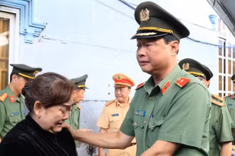 Thiếu tướng Lê Hồng Hiệp, Phó Cục trưởng Cục Công tác chính trị (Bộ Công an) thăm hỏi, động viên thân nhân gia đình anh Huỳnh Trí Phúc. 