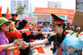 Người dân tỉnh Đồng Nai nồng nhiệt chào đón lực lượng tham gia diễu binh, diễu hành khi đi ga Biên Hòa ra đường Hưng Đạo Vương, thành phố Biên Hòa.