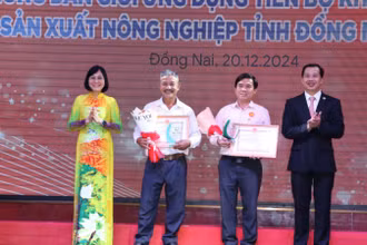 Phó Chủ tịch Ủy ban nhân dân tỉnh Đồng Nai Nguyễn Thị Hoàng và Giám đốc Sở Khoa học Công nghệ Đồng Nai Lại Thế Thông trao giải cho các tác giả đạt giải cao Hội thi nông dân giỏi ứng dụng tiến bộ khoa học kỹ thuật vào sản xuất nông nghiệp tỉnh năm 2024.