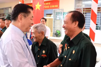 Đồng chí Nguyễn Trọng Nghĩa cùng người dân ấp Tân Bắc, xã Bình Minh, huyện Trảng Bom, tỉnh Đồng Nai.