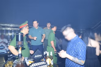 Đại tá Trần Anh Sơn, Phó Giám đốc Công an tỉnh Đồng Nai (thứ 2 từ trái sáng) chỉ đạo việc kiểm tra tại một cơ sở ở thành phố Biên Hòa.