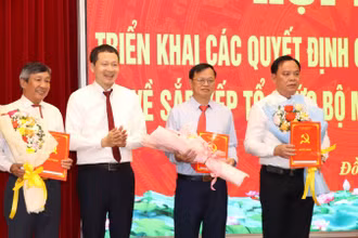 Bí thư Tỉnh ủy Đồng Nai Vũ Hồng Văn trao quyết định thành lập mới 2 đảng bộ và hợp nhất Ban Tuyên giáo và Dân vận Tỉnh ủy.