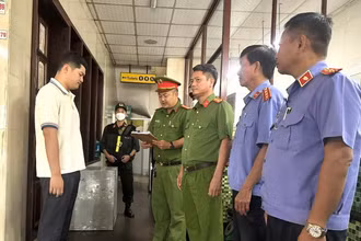 Cơ quan điều tra và Viện Kiểm sát nhân dân huyện Định Quán thi hành bắt tạm giam Lê Dương.