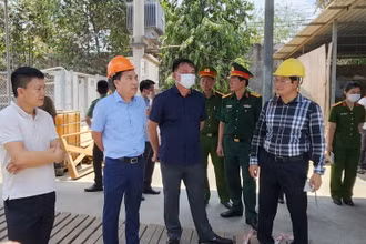 Quyền Chủ tịch Ủy ban nhân dân tỉnh Đồng Nai Võ Tấn Đức cùng Thiếu tướng Nguyễn Sỹ Quang, Giám đốc Công an tỉnh có mặt tại hiện trường chỉ đạo cứu người, khắc phục hậu quả vụ tai nạn lao động. 