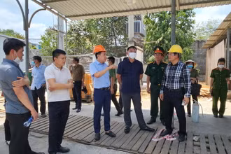 Quyền Chủ tịch Ủy ban nhân dân tỉnh Đồng Nai Võ Tấn Đức và Thiếu tướng Nguyễn Sỹ Quang, Giám đốc Công an tỉnh chỉ đạo khắc phục hậu quả vụ nổ.