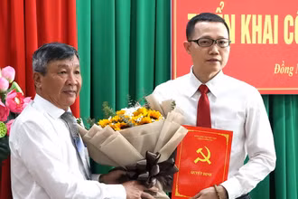 Phó Bí thư Thường trực Tỉnh ủy Đồng Nai Hồ Thanh Sơn trao quyết định và tặng hoa chúc mừng đồng chí Nguyễn Phong An.
