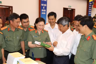 Các đại biểu tham quan gian trưng bày sách.