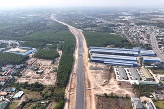 Thảm nhựa dự án cao tốc Biên Hòa-Vũng Tàu, đoạn qua địa bàn huyện Long Thành, tỉnh Đồng Nai.