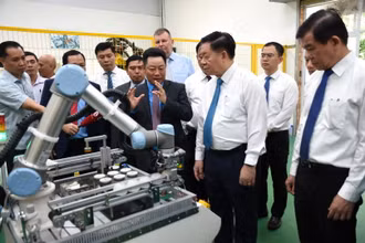 Đồng chí Nguyễn Trọng Nghĩa, Ủy viên Bộ Chính trị, Bí thư Trung ương Đảng, Trưởng Ban Tuyên giáo Trung ương, cùng các đại biểu, thăm phòng thực hành Trường cao đẳng quốc tế Lilama2.