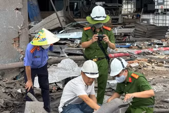 Lực lượng Cơ quan điều tra phối hợp Viện Kiểm sát nhân dân tỉnh Đồng Nai khám nghiệm hiện trường vụ nổ.