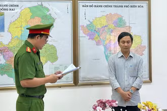 Cơ quan điều tra đọc lệnh bắt tạm giam Lương Quang Huy.
