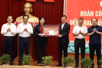 Lãnh đạo tỉnh Đồng Nai tặng quà lưu niệm cho lãnh đạo tỉnh Thái Nguyên.