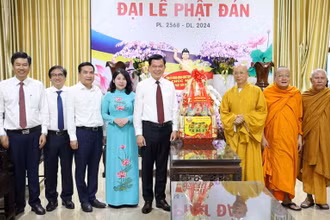 Bí thư Tỉnh ủy Đồng Nai Nguyễn Hồng Lĩnh chúc mừng Giáo hội Phật giáo Việt Nam tỉnh Đồng Nai nhân Đại lễ Phật đản.