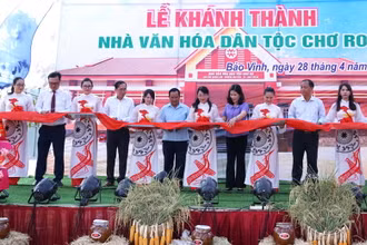 Đại diện lãnh đạo Ban Dân tộc tỉnh Đồng Nai và thành phố Long Khánh cắt băng khánh thành Nhà văn hóa dân tộc Chơ Ro tại phường Bảo Vinh.
