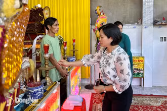 Đại diện Phòng Giáo dục và đào tạo thành phố Biên Hòa đến chia buồn cùng gia đình hai em học sinh bị đuối nước. (Ảnh: Báo Đồng Nai)