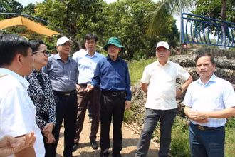 Bí thư Tỉnh ủy Đồng Nai Nguyễn Hồng Lĩnh cùng quyền Chủ tịch Ủy ban nhân dân tỉnh Võ Tấn Đức khảo sát một điểm du lịch ven hồ Trị An thuộc huyện Vĩnh Cửu.