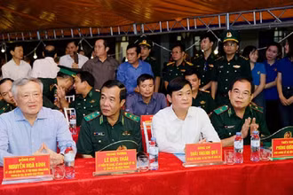 Đồng chí Nguyễn Hòa Bình, Ủy viên Bộ Chính trị, Bí thư Trung ương Đảng, Chánh án Tòa án nhân dân tối cao vui Tết Trung thu cùng trẻ em vùng biên giới Nghệ An.