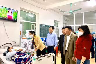 Thăm và tặng quà cho bệnh nhân nặng đang điều trị tại Bệnh viện huyện Nghi Lộc.