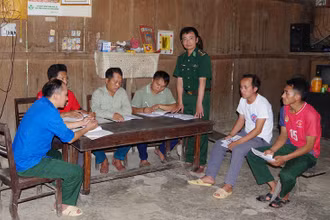 Thiếu tá Đặng Quốc Khánh tham gia sinh hoạt với chi bộ bản Piêng Coọc.