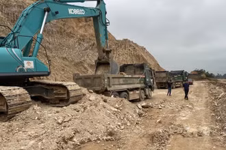 Hiện trường vụ khai thác đất khu vực núi Dứa.