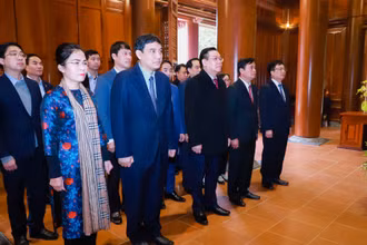 Chủ tịch Quốc hội Vương Đình Huệ cùng đoàn công tác dâng hương tưởng niệm Chủ tịch Hồ Chí Minh. (Ảnh: THÀNH DUY)