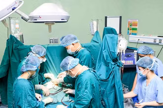 Ca phẫu thuật tim cho bé Nát Sa. (Ảnh: Hoàng Yến)