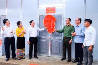 Khánh thành, bàn giao nhà cho anh Cụt Văn Ân - hộ nghèo của bản Lưu Tiến.