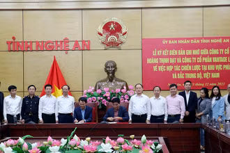 Lãnh đạo tỉnh Nghệ An chứng kiến buổi ký kết hợp tác phát triển logistics.