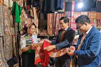Du khách đến thăm quan và mua sắm các sản phẩm thổ cẩm ở bản Hoa Tiến. (Ảnh: Đình Phượng)