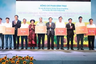 Đồng chí Phan Đình Trạc trao nhà cho người nghèo tại các huyện miền núi Nghệ An.