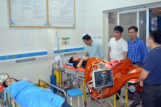 Lãnh đạo Sở Y tế Nghệ An và huyện Yên Thành chỉ đạo công tác cấp cứu và thăm hỏi bệnh nhân.