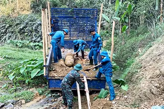 Tổ chức vận chuyển quả bom đến khu vực bãi hủy nổ và hủy nổ bom thành công. (Ảnh: Trọng Kiên)