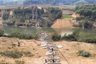 Toàn cảnh sập cầu treo Kẻ Nính.