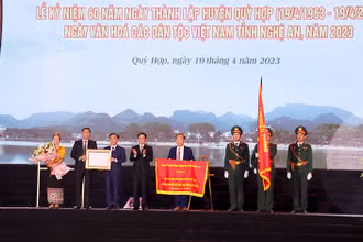 Bí thư Tỉnh ủy Nghệ An Thái Thanh Quý trao Huân chương Lao động hạng Nhì của Chủ tịch nước và tặng Bức trướng “60 năm hình thành, xây dựng, đổi mới và phát triển” của Tỉnh ủy-Hội đồng nhân dân-Ủy ban nhân dân-Ủy ban Mặt trận Tổ quốc tỉnh cho Đảng bộ và nhân dân huyện Quỳ Hợp.