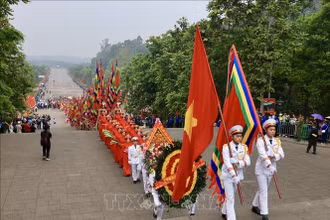 Đoàn hành lễ khởi hành lên đỉnh Nghĩa Lĩnh linh thiêng. (Ảnh: Nhật Anh/TTXVN)