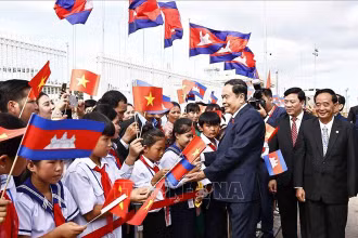 Lễ đón Chủ tịch Quốc hội Trần Thanh Mẫn tại sân bay quốc tế Pochentong, thủ đô Phnom Penh. (Ảnh: TTXVN)
