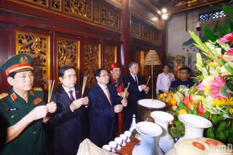 Thủ tướng Phạm Minh Chính và các đồng chí lãnh đạo dâng hương tại Đền Thượng.