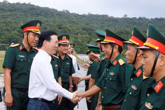 Chủ tịch nước Võ Văn Thưởng đến thăm Trung đoàn 152, Quân khu 9. (Ảnh: TTXVN)