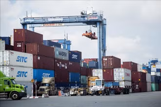 Bốc xếp container hàng hóa tại cảng Cát Lái (TP Hồ Chí Minh). (Ảnh minh họa: Hồng Đạt/TTXVN)