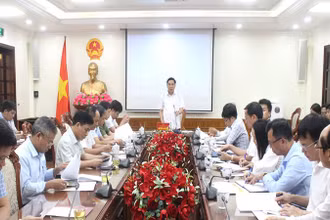 Phó Chủ tịch Thường trực Ủy ban nhân dân tỉnh Hà Nam Nguyễn Anh Chức phát biểu kết luận Hội nghị nghe báo cáo công tác cung rước, tôn trí xá lợi Đức Phật tại chùa Tam Chúc.