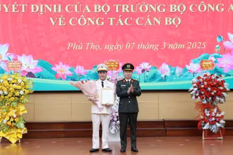 Lãnh đạo Công an tỉnh Phú Thọ trao Quyết định và tặng hoa chúc mừng Thượng tá Bùi Quang Khoa.