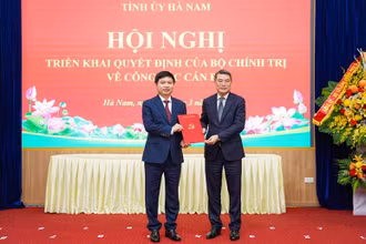 Đồng chí Lê Minh Hưng, Ủy viên Bộ Chính trị, Bí thư Trung ương Đảng, Trưởng Ban Tổ chức Trung ương trao quyết định của Bộ Chính trị về chuẩn y chức danh Bí thư Tỉnh ủy đối với đồng chí Trương Quốc Huy.