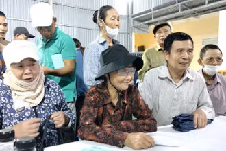 Người dân được các chuyên gia Y tế khám và tư vấn sức khỏe ngày 11/5. (Ảnh: VĂN LÚA)