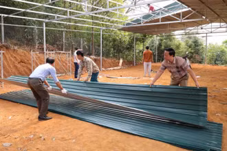 Người dân xã Yên Kiện tự nguyện tháo dỡ các công trình vi phạm.
