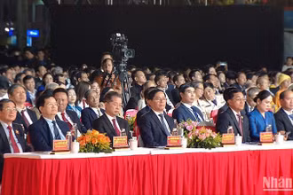 Các đồng chí lãnh đạo Trung ương và địa phương dự Lễ kỷ niệm 50 năm Ngày giải phóng tỉnh Quảng Nam và 95 năm Ngày thành lập Đảng bộ tỉnh Quảng Nam.